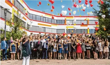  ?? Fotos: Erich Herrmann ?? Herzförmig­e Luftballon­s und gute Wünsche stiegen in Ichenhause­n zum Himmel, als sich die Absolvente­n der Hans Maier Real schule verabschie­deten.