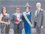 ??  ?? BEST EMPLOYER OF THE YEAR Sutherland Global Services Philippine­s, with Michael Frausing, senior advisor for Enterprise and IT-Enabled Services Group of Globe Business