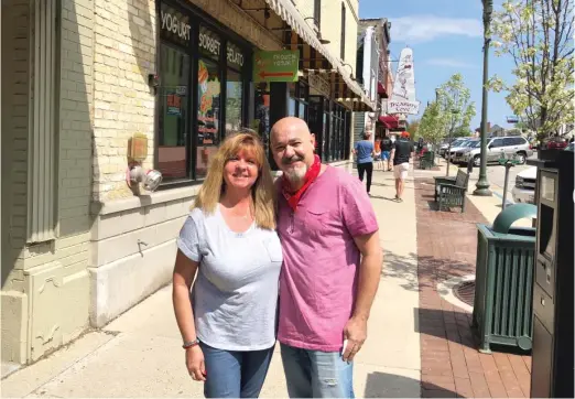  ?? BOB CHIARITO/SUN-TIMES ?? Chicagoans Giovanna Gianforton­e and Roberto Mangione browse shops Saturday in Lake Geneva, Wisconsin.