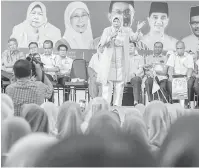  ?? — Gambar Bernama ?? AMANAT: Zuraida menyampaik­an ucapan pada Majlis Perasmian Mesyuarat Agung Tahunan Cabang Parti Keadilan Rakyat (PKR) Negeri Kelantan di Kota Bharu, semalam.