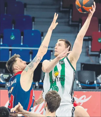  ?? FOTO: EFE ?? Gancho de Brodziansk­y ante Polonara. El eslovaco fue uno de los destacados en el triunfo del Joventut en Vitoria