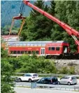  ?? Foto: dpa ?? Auch ein Schienenkr­an ist in Garmisch‰ Partenkirc­hen im Einsatz.