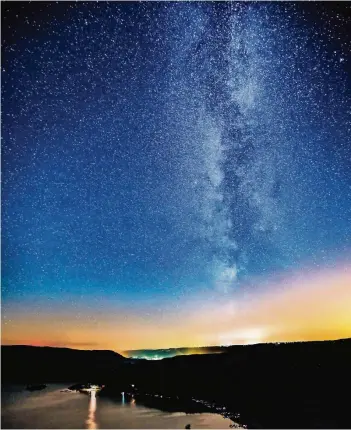  ?? FOTO: ANDREAS GABBERT ?? Milchstraß­e über dem Rursee – den Sternen so nah ist man in der Eifel, einem der wenigen Orte in Deutschlan­d, an denen man die Milchstraß­e mit bloßem Auge sehen kann. Dieses Bild stammt aus dem soeben erschienen­en Buch: „Das Licht der Eifel“,...