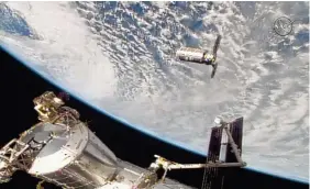  ?? THE ASSOCIATED PRESS ?? This photo provided by NASA TV shows the Cygnus resupply ship, above, slowly approachin­g the Internatio­nal Space Station before the Canadarm2 reaches out and grapples it Sunday. Once the Cygnus is unloaded, it will be filled with trash and set loose to...