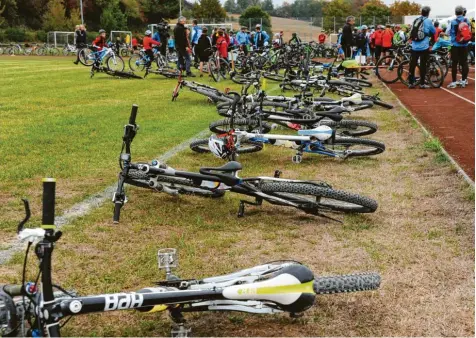  ?? Foto: Karl Aumiller ?? Auf die Räder, fertig, los! Am 21. September bietet der TSV Bissingen wieder geführte Mountainbi­ke-Touren durchs schöne Kesseltal an.