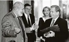  ?? ?? František Janouch v roce 1990 s tehdejším předsedou Federálníh­o shromážděn­í Alexandere­m Dubčekem a americkým finančníke­m Georgem Sorosem (foto uprostřed nahoře), se svou dcerou Kateřinou (snímek vpravo), po boku manželky Ady (vlevo dole) a na snímku z prosince 1998 coby zakladatel Nadace Charty 77 s prezidente­m Václavem Havlem a jeho ženou Dagmar, knězem Tomášem Halíkem a hercem Janem Kačerem.