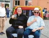  ?? Fotos: Helene Monzer ?? Auch Pfarrer Fleischman­n (links) und Diakon Gastl durften in der Rikscha mitfahren mit Seniorenbe­auftragtem Franz Czech als Fahrer.
