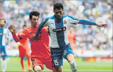  ?? FOTOS: P.G./MD ?? Arriba, Héctor Moreno, con la elástica del Espanyol, protege la pelota en presencia de Messi, mientras que Granero, de txuri urdin, persigue a Carrasco. A la izquierda, Raúl Tamudo celebra uno de los muchos goles que marcó para la Real. A la derecha,...