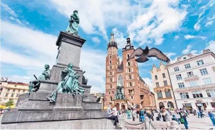  ?? DOMINIC ARIZONA BONUCCELLI/RICK STEVES’ EUROPE ?? Kraków’s Main Market Square, with St. Mary’s Church.