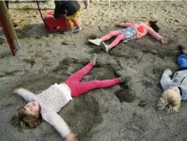  ?? ALLE FOTO: KETIL BLOM HAUGSTULEN ?? En rolig «engler i sanden»-stund i Bellevue barnehage.