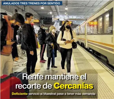  ?? MANOLO NEBOT ?? Un grupo de usuarios en la estación de Castelló preparado para viajar al norte de la provincia.