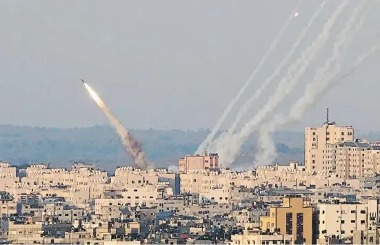 ?? Hatem Moussa / AP ?? Cohetes lanzados desde la franja de Gaza en dirección a territorio israelí