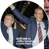  ?? ?? GESTURE Sir Jeffrey Donaldson & Edwin Poots