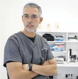 ??  ?? Especialis­tas. El doctor José Luis Siverio, de la clínica Phisiup Cres.