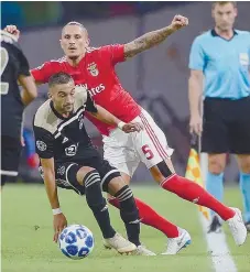  ??  ?? Ziyech criou perigo mas não com Fejsa por perto