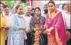  ?? SANJEEV KUMAR/HT ?? Union minister for food processing Harsimrat Kaur Badal inaugurati­ng the new passport office in Bathinda.