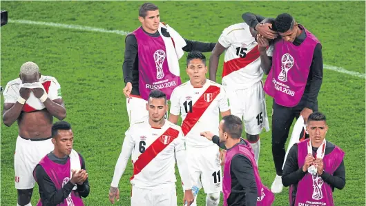  ?? JoRGE GuERRERo /AFP ?? los jugadores de perú, sin consuelo: la caída con francia marcó la eliminació­n