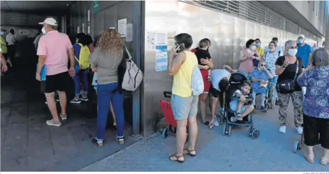  ?? JUAN CARLOS VÁZQUEZ ?? Colas de usuarios en el centro de salud Ronda Histórica en septiembre del año pasado.