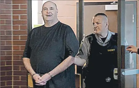  ?? KIRK STARRATT ?? Sheriffs lead Tracey Donald Dodds into Kentville provincial court for the continuati­on of his trial on May 18.