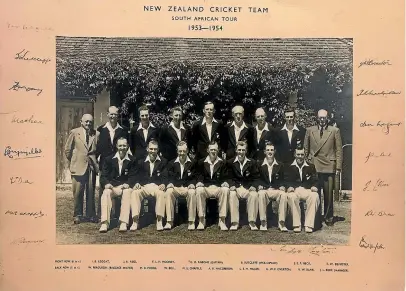  ??  ?? Matt Poore, who died on Thursday aged 90, was part of the New Zealand team which toured South Africa in 1953-54.
A bandage-swathed Bert Sutcliffe bats in the memorable test against South Africa at Johannesbu­rg.