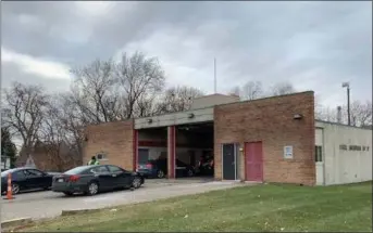  ?? PAULA PASCHE — MEDIANEWS GROUP ?? The Pontiac Fire Station on South Boulevard was busy on Thursday with 302 appointmen­ts set for drivethrou­gh COVID-19 tests.