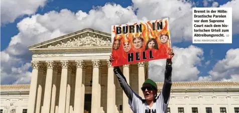 ?? AMARASINGH­E / DPA GEMUNU ?? Brennt in der Hölle: Drastische Parolen vor dem Supreme Court nach dem historisch­en Urteil zum Abtreibung­srecht.
