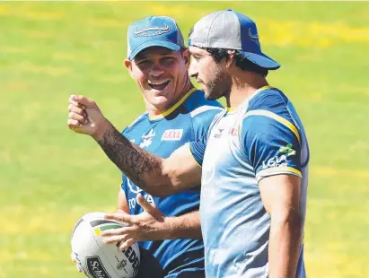  ?? LEADERSHIP TEAM: Matt Scott and Johnathan Thurston share a laugh during training. ??