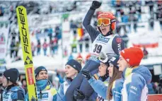  ?? FOTO: EIBNER/IMAGO ?? Katharina Althaus lässt sich von ihren Teamkolleg­innen feiern.