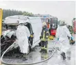  ?? FOTO: DPA ?? Feuerwehrm­änner sichern bei Erbach die Unfallstel­le