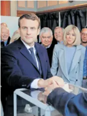  ??  ?? Glavni favoriti Marine Le Pen i Emmanuel Macron uoči glasovanja prema anketama bili su glavni kandidati za prolazak u drugi krug predsjedni­čkih izbora koji se održavaju 7. svibnja