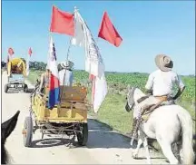  ??  ?? SUSTENTABL­E. Los trayectos por caminos vecinales fueron a caballo. No se permitía ningún motor.