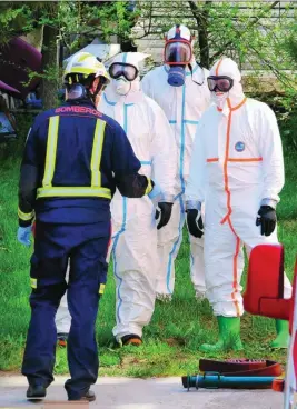  ?? JESÚS G. FERIA ?? Bomberos de la Comunidad de Madrid durante su trabajo en una residencia de Leganés