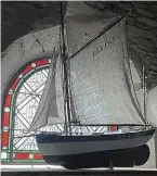  ?? | PHOTO : OUEST-FRANCE ?? Un ex-voto en forme de bateau dans l’église d’Uzel.