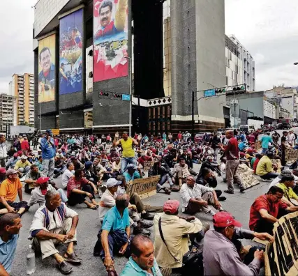  ?? AFP ?? ►CARACAS. Trabajador­es aprovechar­on la visita de alta funcionari­a de la ONU para exigir pagos atrasados a Nicolás Maduro.