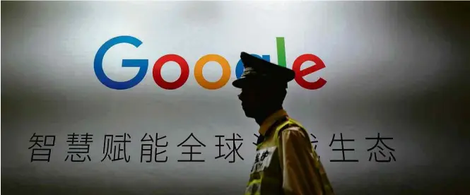  ?? Aly Song/Reuters ?? Oficial chinês passa diante de cartaz do Google; companhia trabalha no projeto Dragonfly, versão do serviço de buscas que pode se enquadrar à censura na China