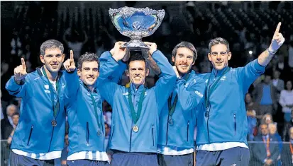  ??  ?? Argentinie­ns Daviscup-Kapitän Daniel Orsanic (Mitte) stemmt den Pokal, den seine Spieler Federico Delbonis, Guido Pella, Leonardo Mayer und Juan Martin del Potro (von links) erspielt haben.