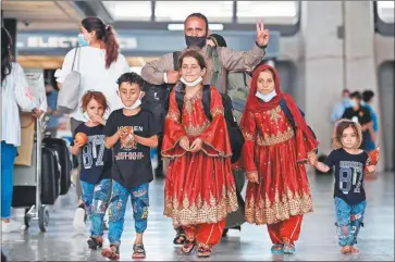  ??  ?? ESCENAS. Familias evacuadas, al llegar a países europeos y a Estados Unidos. Según Washington, ya dejaron por aire la capital afgana 100 mil personas días de que venza el plazo, el 31 de agosto.