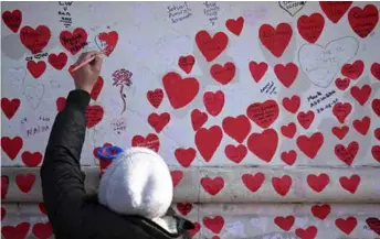  ?? AFP/VNA Photo ?? The National COVID Memorial Wall in London is dedicated to those who lost their lives to COVID-19.