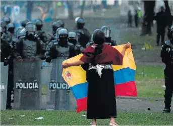  ?? FOTO: EFE ?? Una mujer indígena con la bandera de Ecuador durante las protestas.