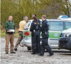  ??  ?? Neben der Polizei waren auch sämtliche Feuerwehre­n aus dem Umland sowie das Rote Kreuz im Einsatz.