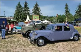  ?? FOTO: BERND RÖDGER ?? Der Oldtimer-club Bad Berka brachte kurz entschloss­en einige seiner ehrwürdige­n Fahrzeuge auf das Rosenfest-gelände.
