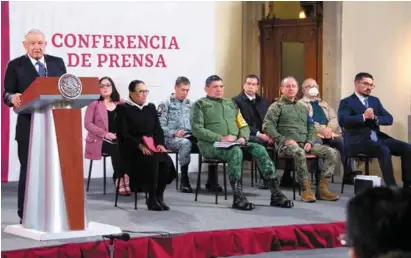  ??  ?? POSTURA. El presidente López Obrador y algunos miembros de su gabinete, ayer, en la conferenci­a mañanera.