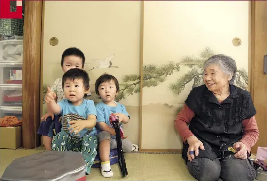  ??  ?? 日本近年興起「祖父母力」，藉由讓長者照顧孫兒，增加活力，也趁機多出門與同輩敞­開心胸交流。