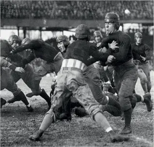  ?? ?? Football var en særdeles brutal sport i sine spæde dage og førte til mange skader og dødsfald – i 1905 omkom 19 spillere.