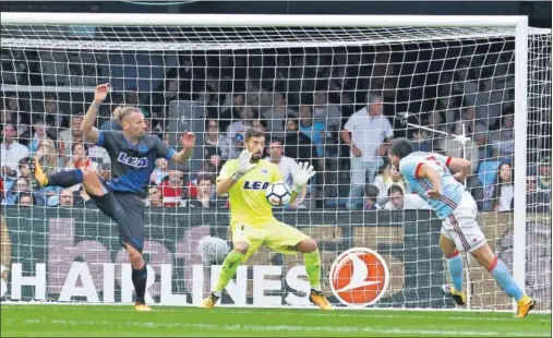  ??  ?? TESTARAZO A LA RED. Maxi Gómez batió a Pacheco con el cabezazo que se ve en la imagen. El portero no tuvo margen de reacción.