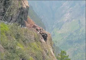  ?? AFP ?? An HRTC bus wrecked by a landslide at the Reckong Peo-Shimla Highway on Wednesday.