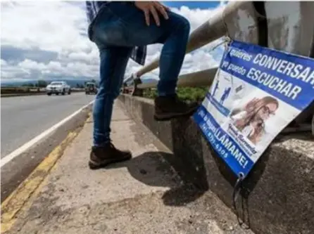  ?? CORTESÍA ?? Un total de 6.638 personas acabaron con su vida en el país en los últimos 20 años. Una de las estrategia­s de la iniciativa “Escuchar es prevenir” consiste en colocar carteles cerca de puentes.