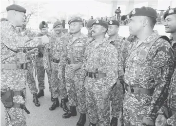  ??  ?? Mohamed Affandi talking to the recipients at the Army Day 83rd anniversar­y parade at the Basic Army Training Centre in Port Dickson. — Bernama photo