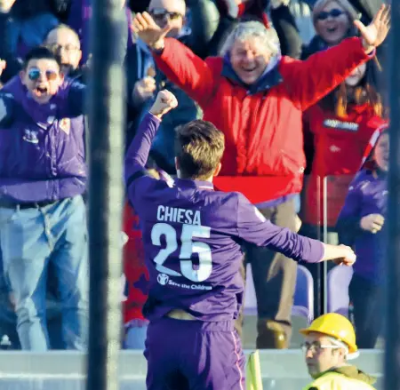  ??  ?? Federico Chiesa esulta davanti ai tifosi viola Il figlio d’arte è stato per la prima volta convocato nell’Under21 azzurra Sotto, Federico Bernardesc­hi alle prese con il dolore alla caviglia che lo sta limitando da oltre un mese