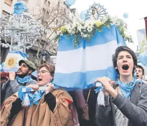  ??  ?? Defensores de la postura antiaborto protestaro­n contra la iniciativa de legalizar la práctica.